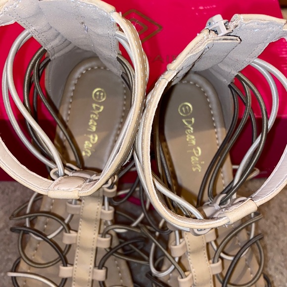 Dream pairs sandals - Picture 3 of 5